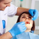 dentist-analysing-a-cracked-tooth